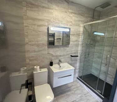 Torquay City Centre House | Green Corner Villa - Cosy Luxury in Central Torquay with Free Parking & EV