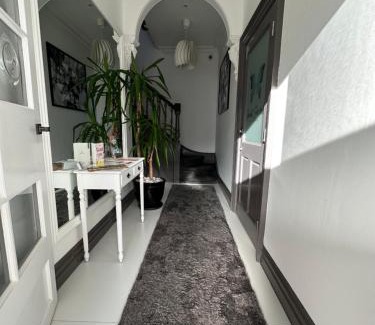 Torquay City Centre Apartment | Green Corner Villa - Walls Hill - Cosy Luxury Apartment in Central Torquay with Free Parking & EV