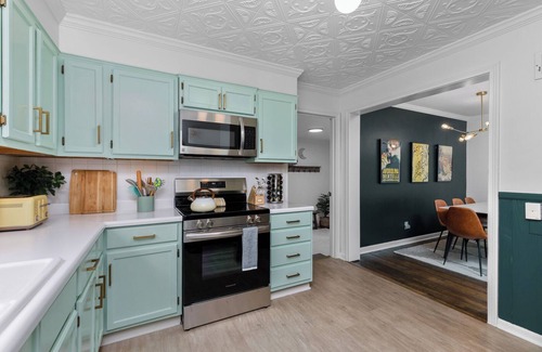 South Kansas City House | Green Cottage w/3 King Beds Peaceful Yet Minutes to Attractions & Arrowhead!