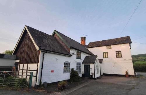 Kingswood House | Green Dragon and Kitchen Pod - Sleeps 2 & Parking