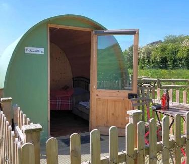 Kingswood House | Green Dragon and Kitchen Pod - Sleeps 2 & Parking