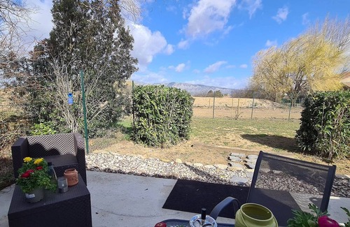 Trets Apartment | green feather studio with terrace overlooking the garden and view of Sainte Victoire