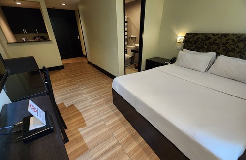 Calamba Hotel | Green Glass Hotel
