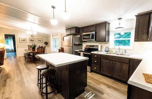 Geneva House | Green Haven - a newly renovated quiet retreat near Wineries, Lake Erie, & Spire