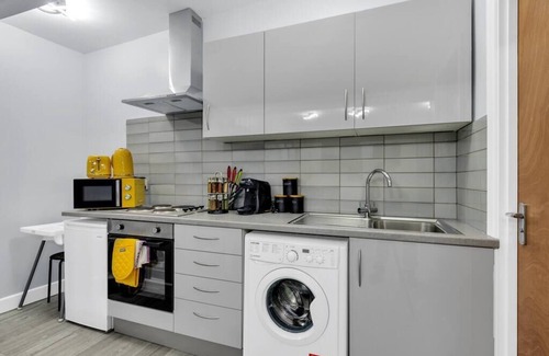 Seven Sisters Apartment | Green Haven Sleeps Two
