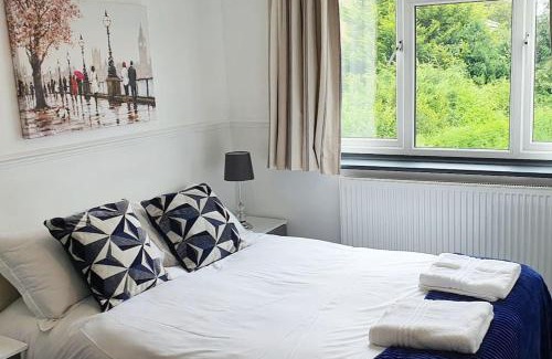 Kidlington House | Green Haven Villa - 4BR Spacious House with Hot tub, Ample Parking, Air Condition, WIFI, Netflix, Patio & Garden
