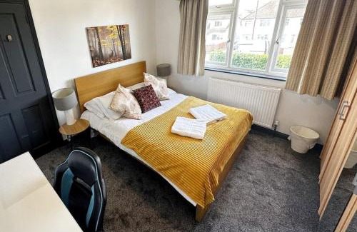 Kidlington House | Green Haven Villa - 4BR Spacious House with Hot tub, Ample Parking, Air Condition, WIFI, Netflix, Patio & Garden