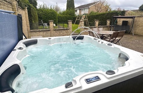 Kidlington House | Green Haven Villa - 4BR Spacious House with Hot tub, Ample Parking, Air Condition, WIFI, Netflix, Patio & Garden