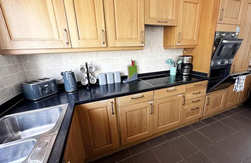 Kidlington House | Green Haven Villa - 4BR Spacious House with Hot tub, Ample Parking, Air Condition, WIFI, Netflix, Patio & Garden