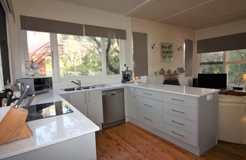 Cunjurong Point House | Green Island Escape near lake Conjola