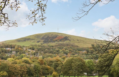 Dobcross Cottage | GREEN LODGE, with a garden in Greenfield