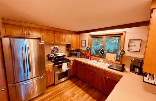 Londonderry Ski Chalet | Green Mt Getaway: Close to Magic, Stratton, Bromley, Okemo Parks