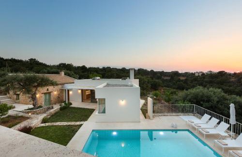 Atsipópoulon Villa | Green Oasis Residence with Hot Tub