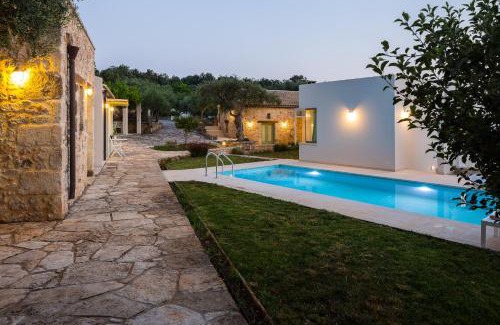 Atsipópoulon Villa | Green Oasis Residence with Hot Tub