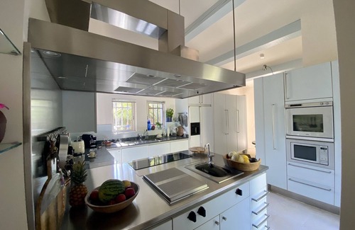 Saint-Tropez Villa | Green oasis with magnificent sea views, center within walking distance, including housekeeper