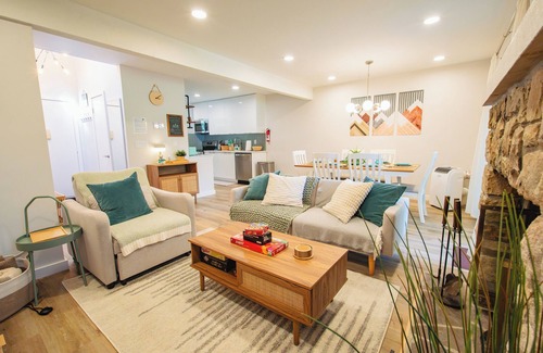 White Haven House | Green Peaks Hideaway! Beautiful Townhouse in Lake Harmony with Pond View