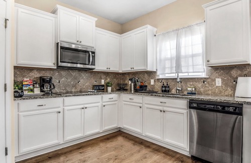 Hinesville House | Green retreat near Ft. Stewart