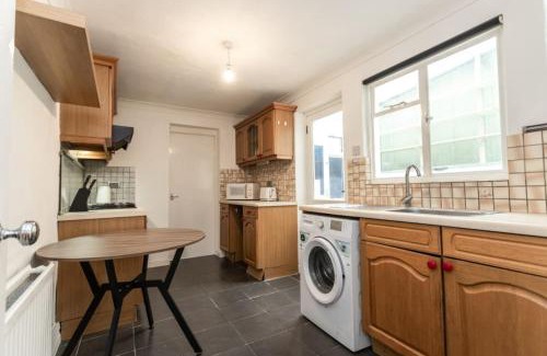 Swindon House | Green Road, Long Stay Disc, Parking, Sleeps 7, 3 Bedrooms