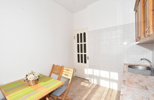 Kentron Apartment | Green room in Yerevan