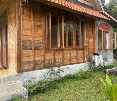 Sidemen House | Green vanilla kabin