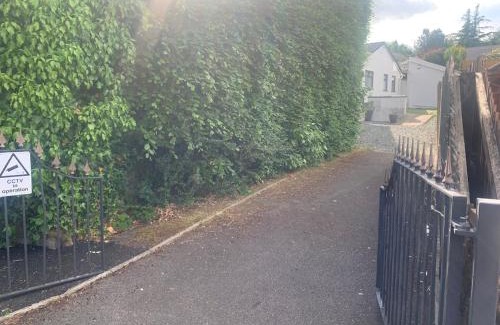 Merthyr Tydfil House | Greenacres Bungalow 2 Bedroom Sleeps 4 Near Town Centre