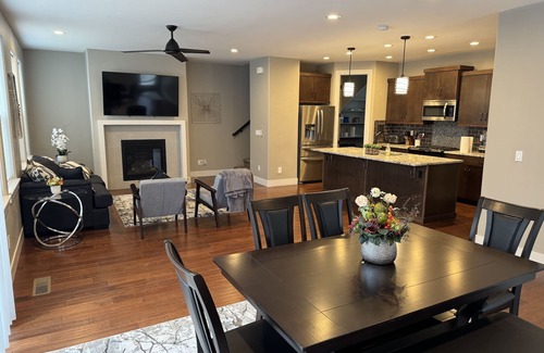 Harris Ranch House | Greenbelt Townhouse - Walk to restaurants - coffee shop. Family friendly.