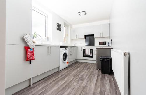 Gateshead House | Greenbourne - 4 bedrooms Sleeps 8 free parking