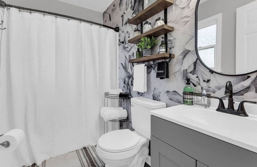 North Decatur House | Greenery Chic Loft Style Getaway!