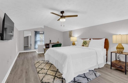North Decatur House | Greenery Chic Loft Style Getaway!