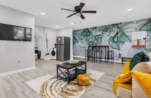 North Decatur House | Greenery Chic Loft Style Getaway!