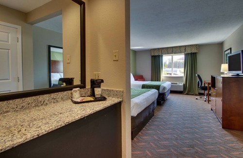 Elizabethtown Hotel | Greenfield Inn and Suites Elizabethtown, KY I65 Exit 94
