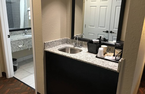 Elizabethtown Hotel | Greenfield Inn and Suites Elizabethtown, KY I65 Exit 94