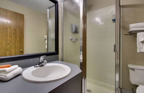 Elizabethtown Hotel | Greenfield Inn and Suites Elizabethtown, KY I65 Exit 94