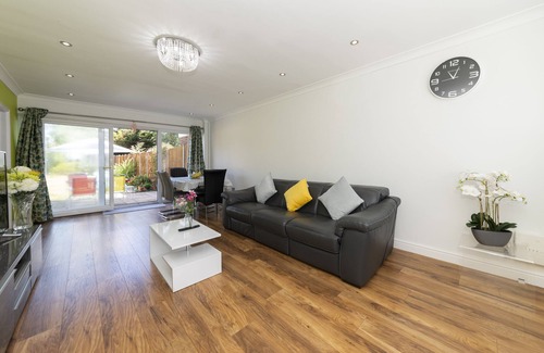 Langley Marish House | Greenfield's Spacious Modern 3 Bedroom - Halkingcroft Home
