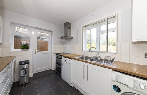Langley Marish House | Greenfield's Spacious Modern 3 Bedroom - Halkingcroft Home