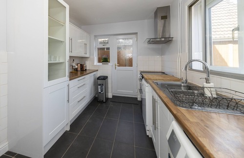 Langley Marish House | Greenfield's Spacious Modern 3 Bedroom - Halkingcroft Home