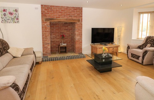 Forden Cottage | GREENFIELDS COTTAGE, pet friendly, with a garden in Montgomery