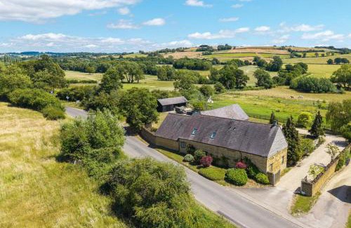 Whichford House | Greenhill Farm Barn- Stunning Cotswold Barn with Billiards Room