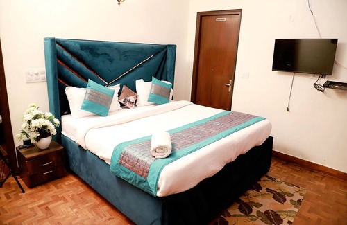 Chittaranjan Hotel | Greenleaf Apartment And Suites, Chittaranjan Park