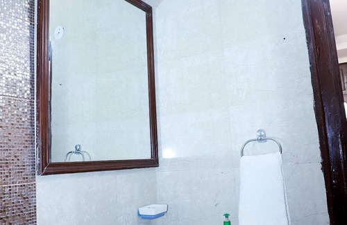 Chittaranjan Hotel | Greenleaf Apartment And Suites, Chittaranjan Park