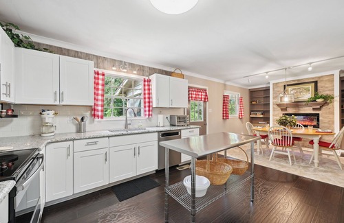 Greensboro House | Greensboro Golf Getaway - 9 Mi to Downtown!