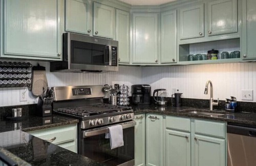 Greensboro House | Greensboro's Gem! Group Friendly, Central Location