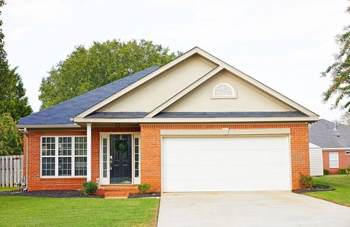 Grovetown House | Greenside Getaway | Pet Friendly with Yard, Firepit, WiFi & Netflix