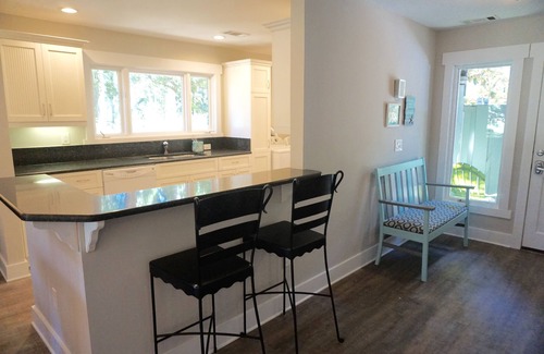 West Beach Cottage | Greenslake Cottage with Golf Course View and community pool access!