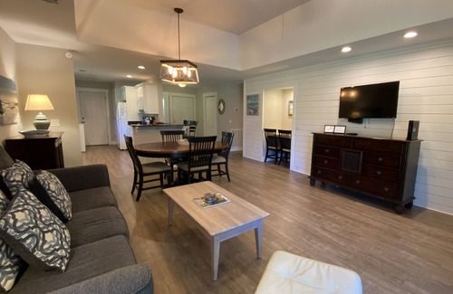 West Beach Cottage | Greenslake Cottage with Golf Course View and community pool access!