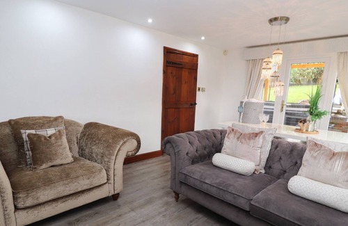 Stoke-on-Trent Cottage | GREENWAY COTTAGE, with hot tub in Bagnall