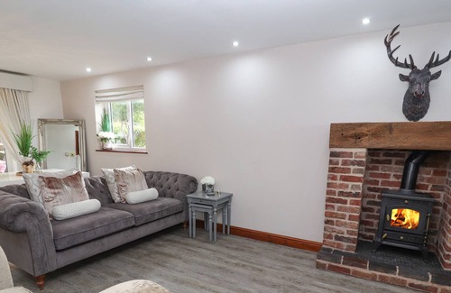 Stoke-on-Trent Cottage | GREENWAY COTTAGE, with hot tub in Bagnall