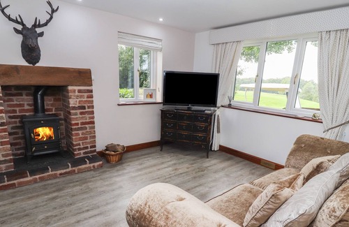 Stoke-on-Trent Cottage | GREENWAY COTTAGE, with hot tub in Bagnall