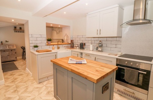 Ault Hucknall Cottage | GREENWELL COTTAGE, family friendly, with hot tub in Bolsover