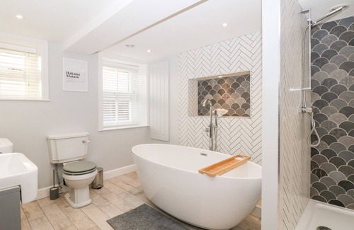 Ault Hucknall Cottage | GREENWELL COTTAGE, family friendly, with hot tub in Bolsover